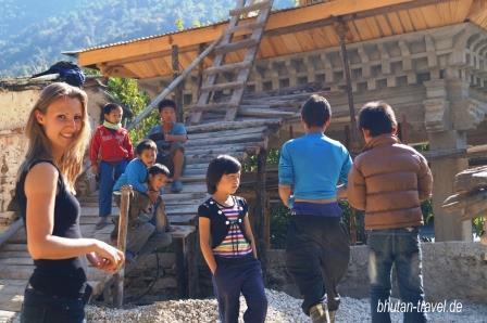 Tag 13 Susanne Huber mit bhutanischen Kindern in Khoma